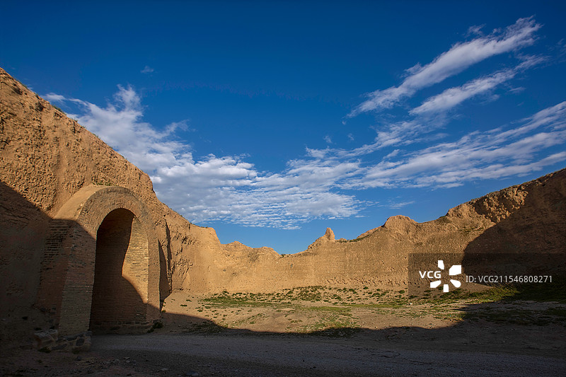 蓝天白云下的甘肃白银市景泰县寺滩乡永泰村永泰古城图片素材