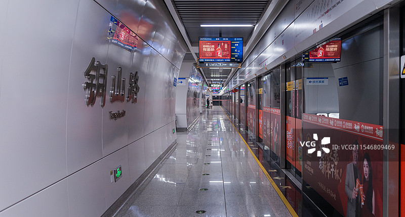 地铁内的等候图片素材