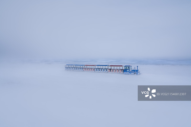 风雪中的小火车图片素材
