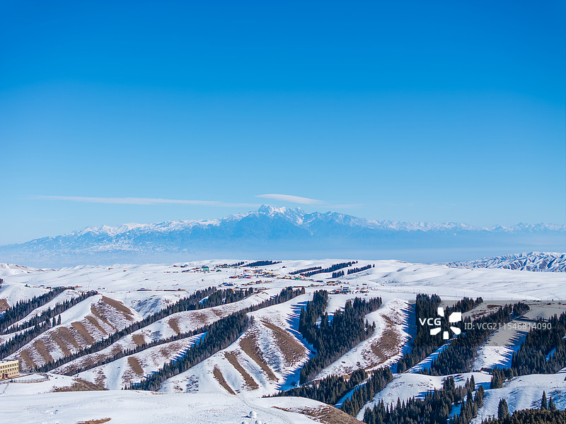 远眺博格达峰图片素材