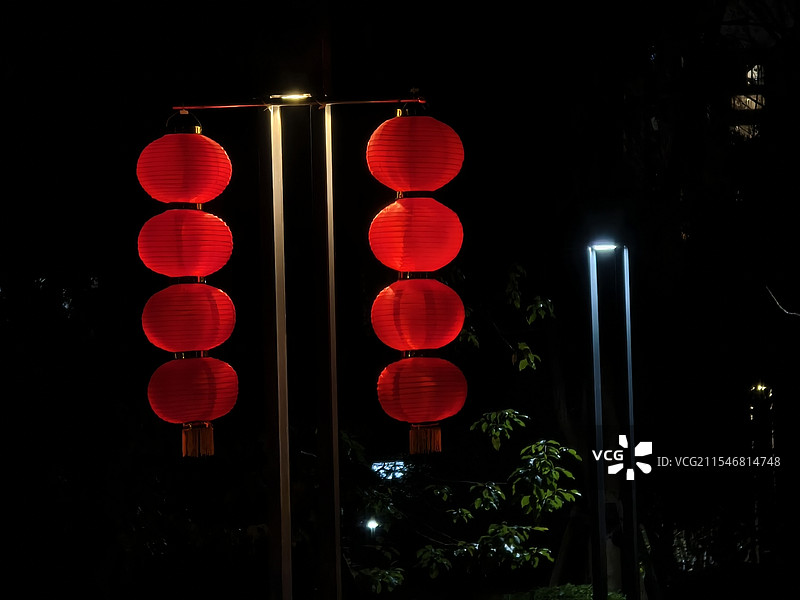 夜间悬挂照明灯笼的低角度视图图片素材