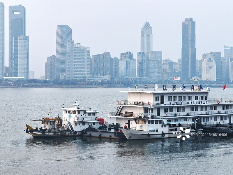 江西南昌赣江风景，码头上停泊了几艘船只图片素材