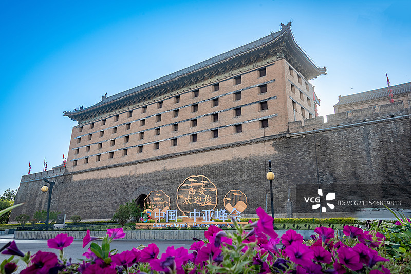 西安古建筑前，紫花绿树相映，蓝天映衬历史韵味，迎中国-中亚峰会。图片素材