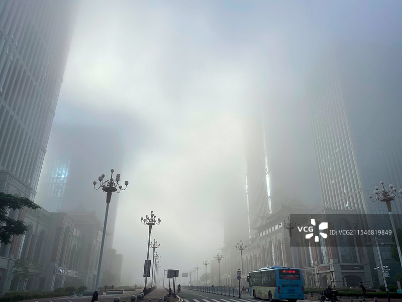 大雾笼罩的城市图片素材