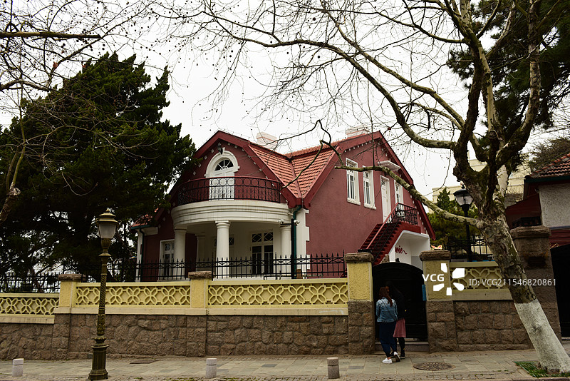 八大处房子旁边的人的后视图图片素材