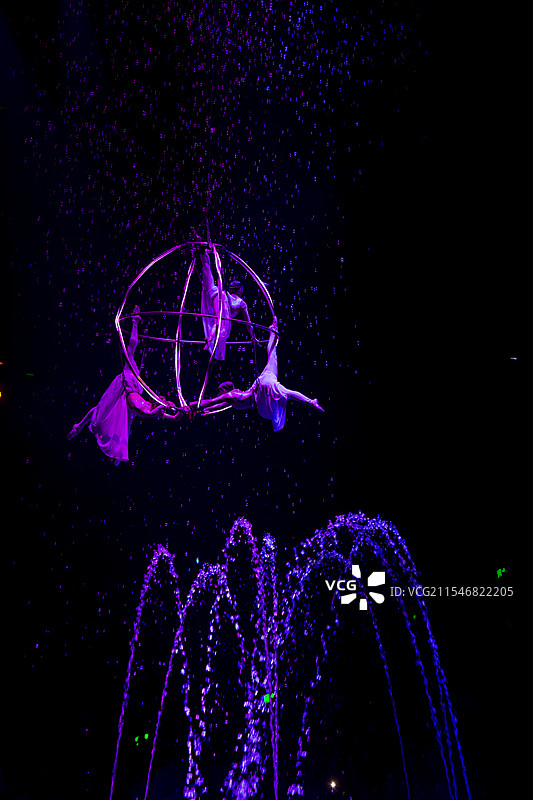 大马戏舞台高空吊环表演图片素材