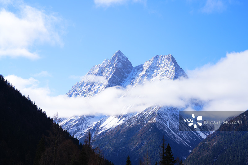 川西四姑娘山双桥沟拍到的清晨8点雪山图片素材