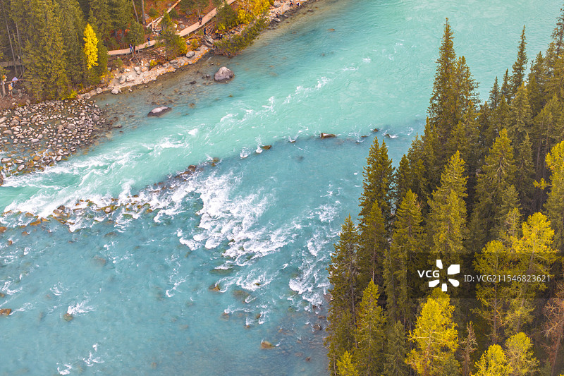 阿勒泰秋色：喀纳斯与禾木的醉人秋景及五彩滩的丹霞奇观图片素材