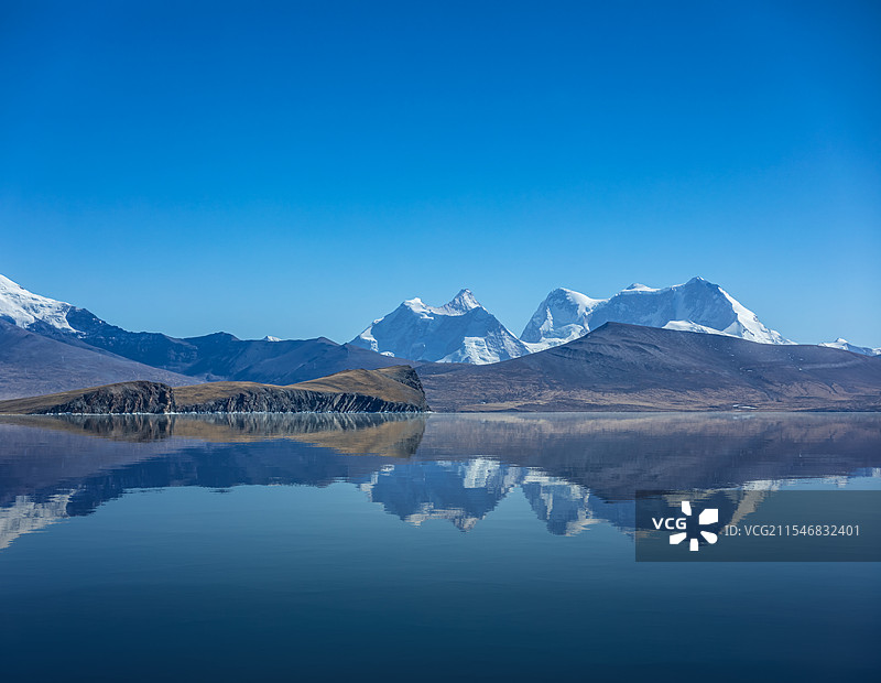 雪山抽象概念背景图，羊湖，羊卓雍错，冰川，雪山，雪山背景，湖泊，公路，汽车背景,普莫雍措图片素材