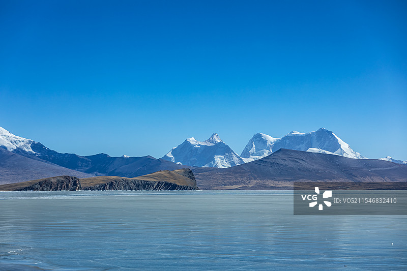 雪山抽象概念背景图，羊湖，羊卓雍错，冰川，雪山，雪山背景，湖泊，公路，汽车背景,普莫雍措图片素材