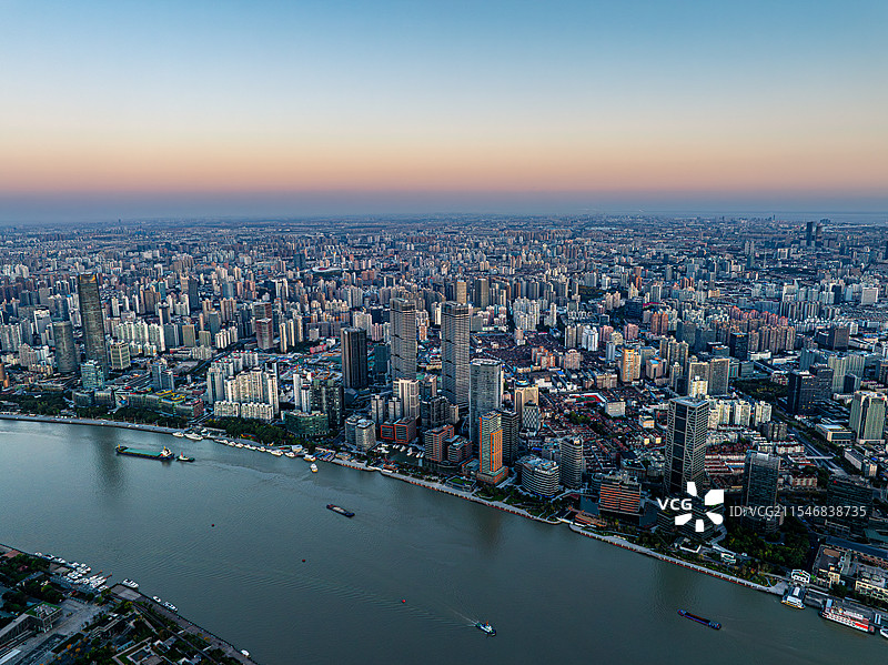 城市黎明时刻：虹口滨江北外滩来福士 星外滩 国际航运服务大厦 上海黄浦江沿岸世界客厅 浦江东岸图片素材