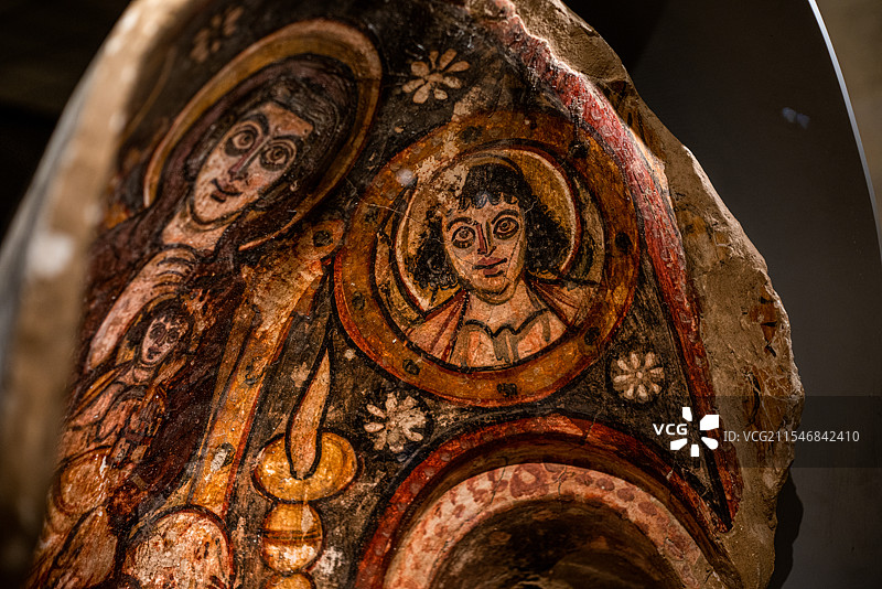 埃及开罗著名景点埃及国家文明博物馆重要展览文物——6-7世纪绘有圣母和圣子的半球蛋彩画图片素材