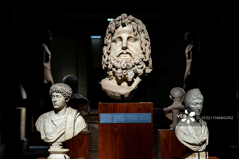 埃及开罗埃及博物馆展览重要文物——罗马时期公元2世纪希腊神祇塞拉皮斯（Serapis）头部雕像图片素材