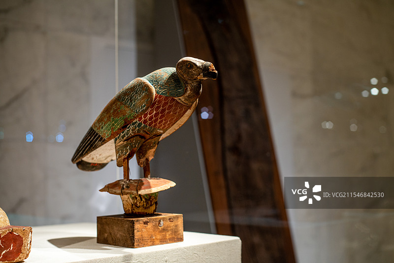 埃及开罗著名景点埃及国家文明博物馆重要展览文物——新王国第十八王朝保护女神奈赫贝特的秃鹫化身雕塑图片素材