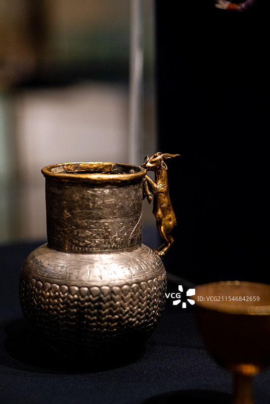 埃及开罗著名景点埃及国家文明博物馆重要展览文物——公元前13世纪拉美西斯二世法老时期的埃及风格罐子图片素材