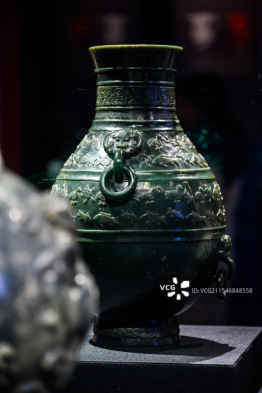 清代乾隆御题青玉兽耳活环凫鱼纹壶，故宫博物院：玉出昆冈——清代宫廷和田玉文化特展图片素材