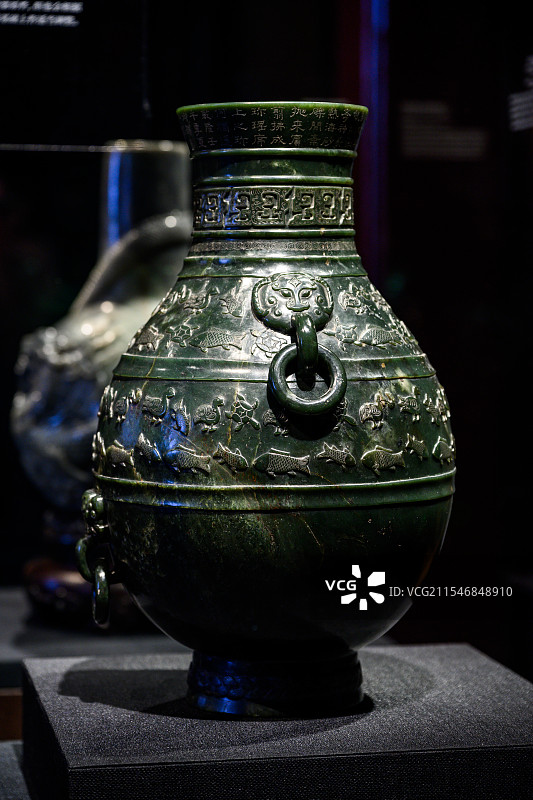 清代乾隆御题青玉兽耳活环凫鱼纹壶，故宫博物院：玉出昆冈——清代宫廷和田玉文化特展图片素材