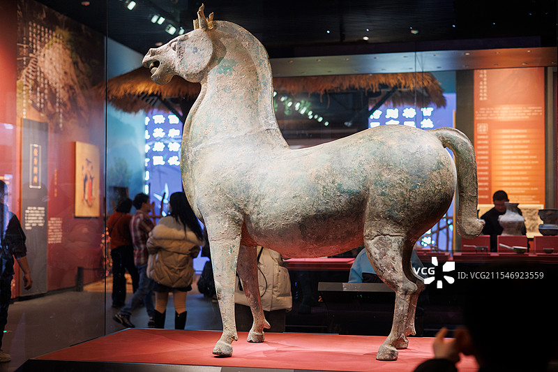 湖北襄阳博物馆镇馆之宝 青铜马图片素材