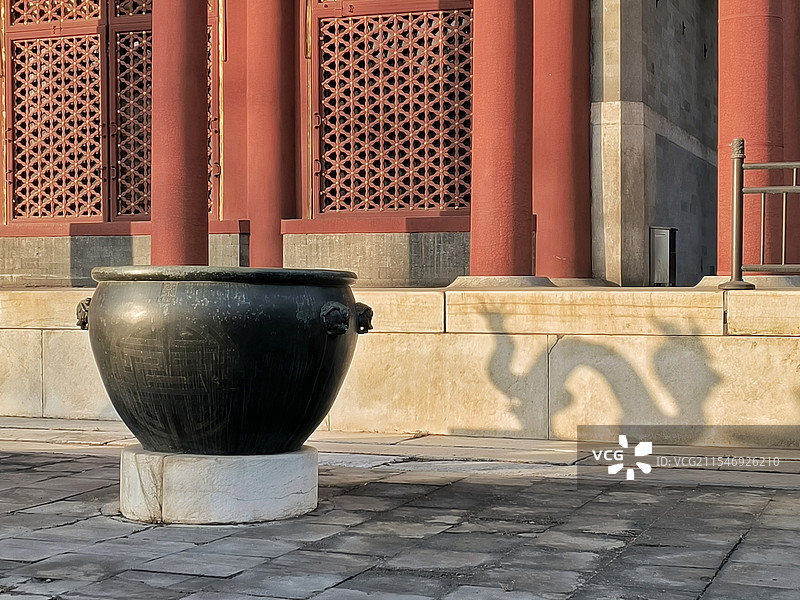 北京颐和园仁寿殿传统文化龙形影子和铜缸图片素材