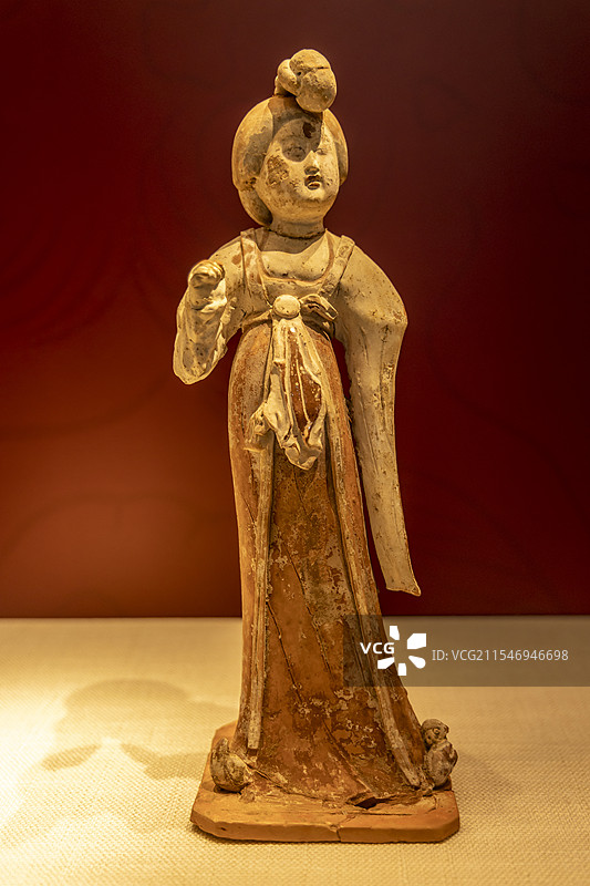 广东省珠海博物馆“陕西唐代文物精华展”：彩绘倭堕髻女俑（唐，陕西省宝鸡市凤翔县雍兴路出土）图片素材