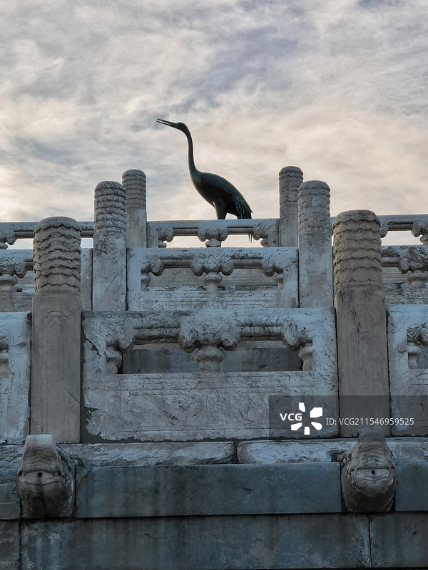 黄昏中的北京故宫紫禁城太和殿前铜鹤雕塑图片素材
