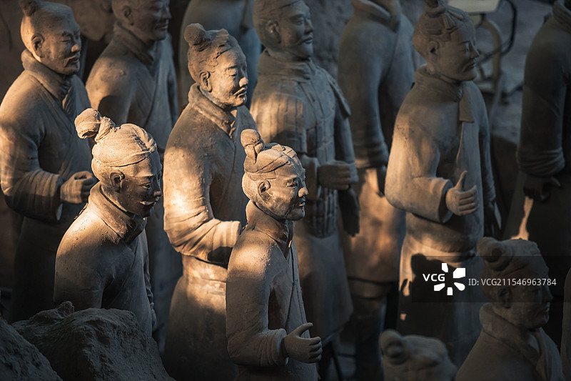 秦始皇陵兵马俑博物馆中的兵马俑军阵图片素材