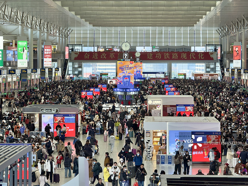 2025年1月30日正月初二，上海虹桥火车站客流拥挤，候车大厅人流如织，平稳有序。图片素材