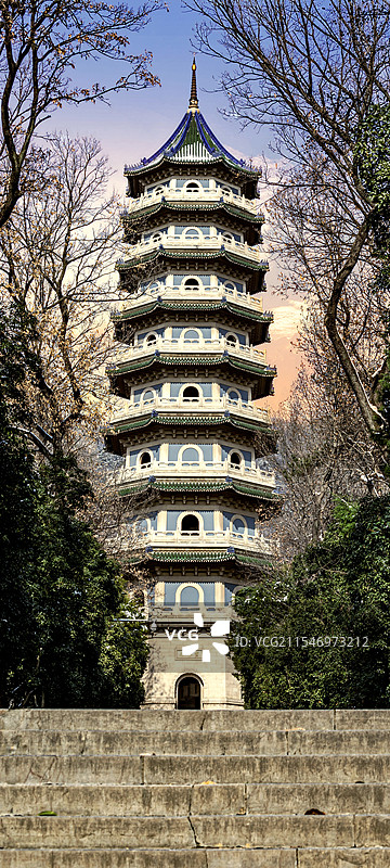 秋冬季节中的南京灵谷景区灵谷塔建筑景观图片素材