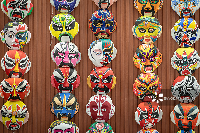 墙上整齐悬挂的各种角色京剧脸谱图片素材