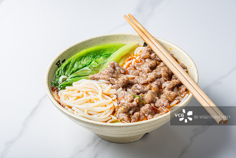 一碗龙岩地方特色小吃牛肉清汤粉图片素材