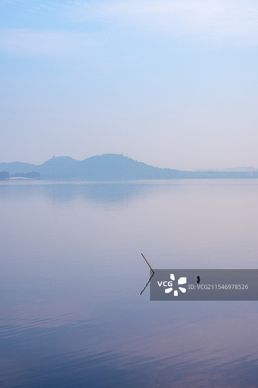 武汉东湖边水波潋滟图片素材