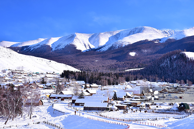 白哈巴雪山下村落图片素材
