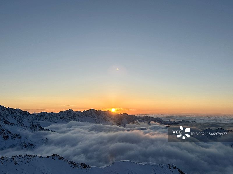 雪山之巅的日出云海图片素材