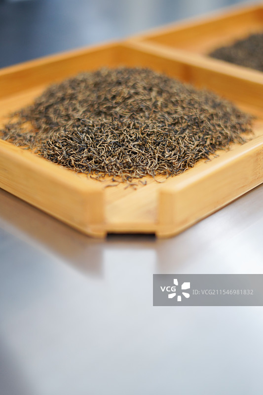 装在茶盘里的利川红冷后浑茶叶干茶图片素材