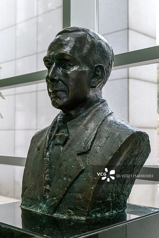 雕塑《阿尔弗雷德·魏格纳》 德国气象学家 山东省地质博物馆图片素材