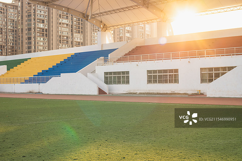 中国体育场拍摄主题，钢架结构看台的凉棚，多色的水泥台阶楼梯，户外白昼无人图像摄影图片素材