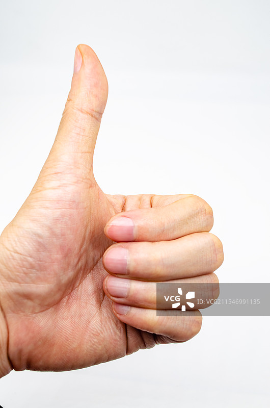 中国人体特征拍摄主题，黄种人的竖起大拇指特写，室内图像摄影图片素材