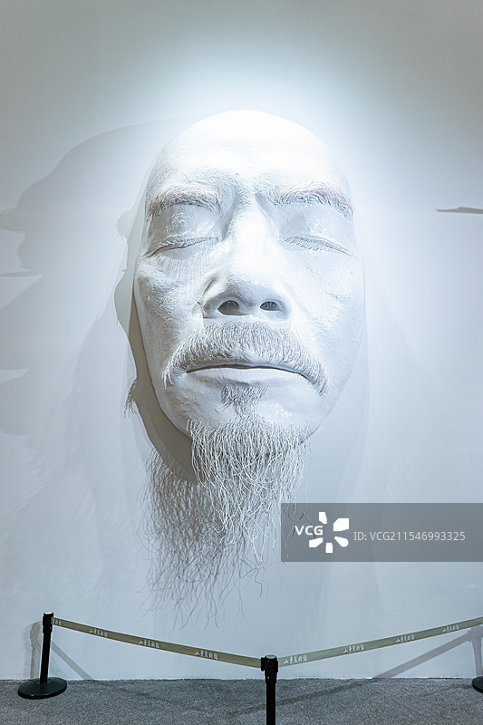 中国艺术文化和娱乐拍摄主题，山东省济南市美术馆博物馆双年展和特展，闭眼的白色的石膏雕像，室内图像摄影图片素材