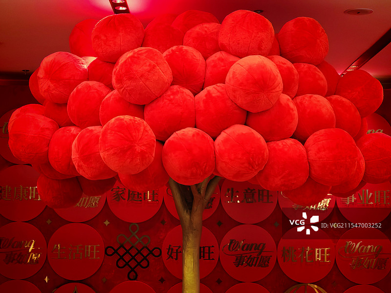 蛇年美好祝福的“红包”树图片素材