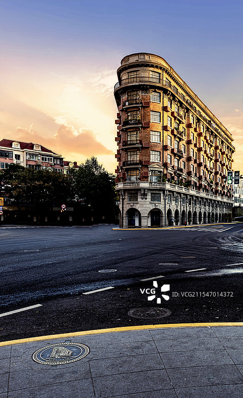 清晨日出霞光中无人的上海淮海路武康路历史街区武康大楼地标建筑特写镜头手机壁纸图片素材