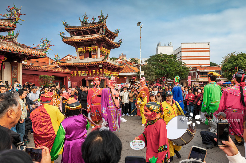 春节泉州天后宫前的游神踩街活动图片素材