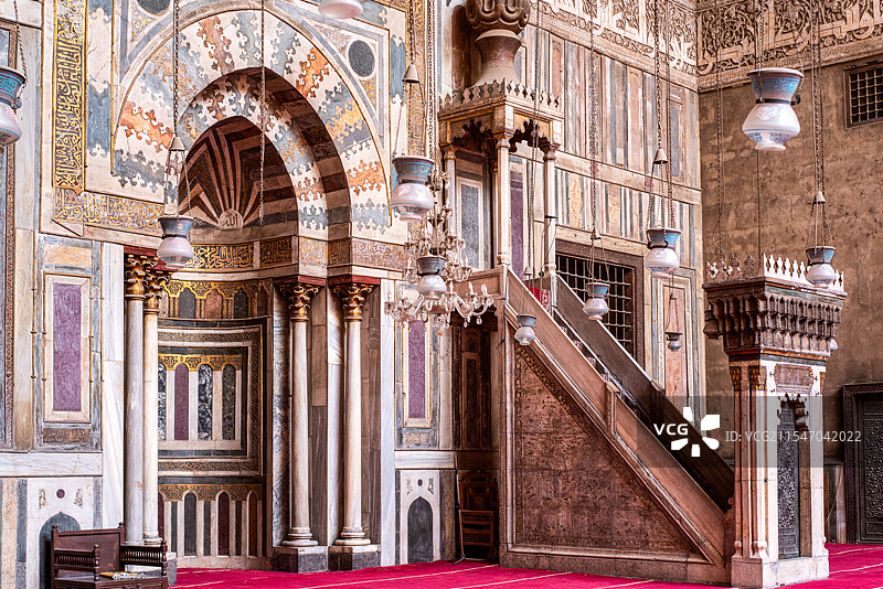 埃及开罗著名景点马穆鲁克时期建筑苏丹·哈桑清真寺精美的大理石米哈拉布和敏巴图片素材