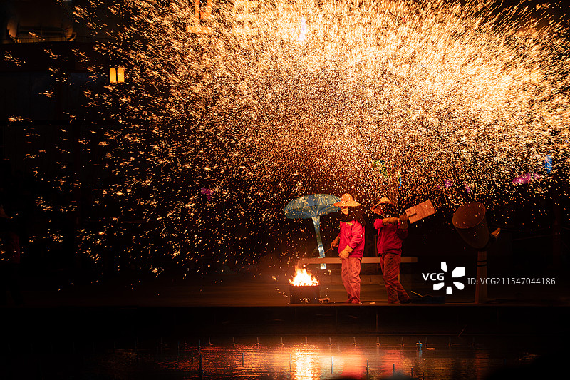 火树银花般打铁花非遗文化表演图片素材