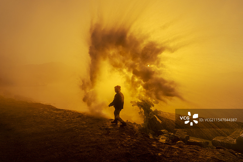 泼水成冰图片素材