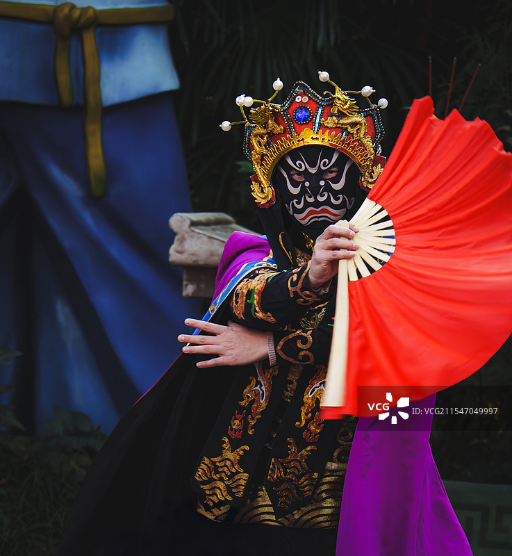 穿川剧服装表演变脸的的人的特写镜头图片素材