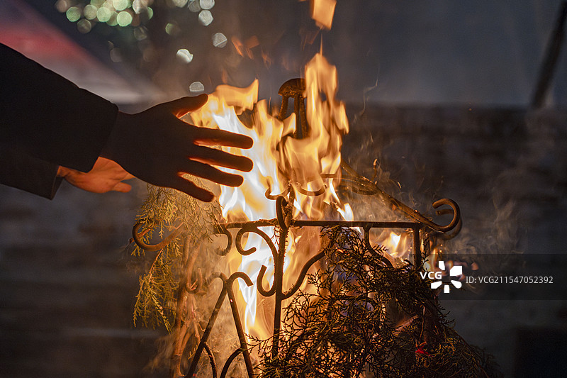 春节来临点燃旺火寓意来年红火图片素材