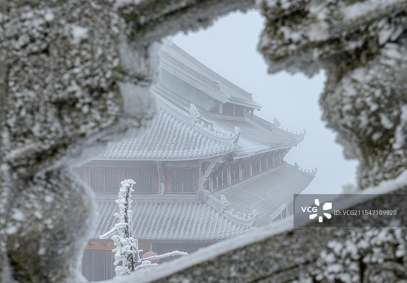 峨眉山，雪中华藏寺图片素材