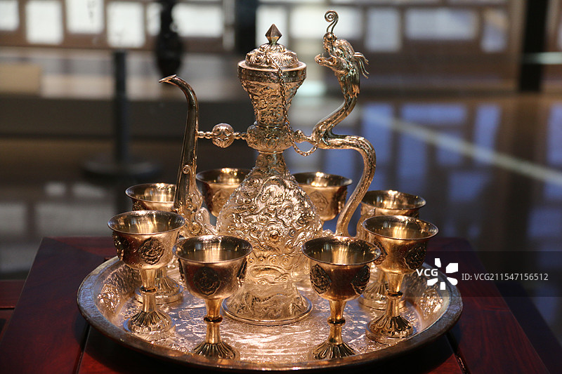 金属酒壶酒杯图片素材