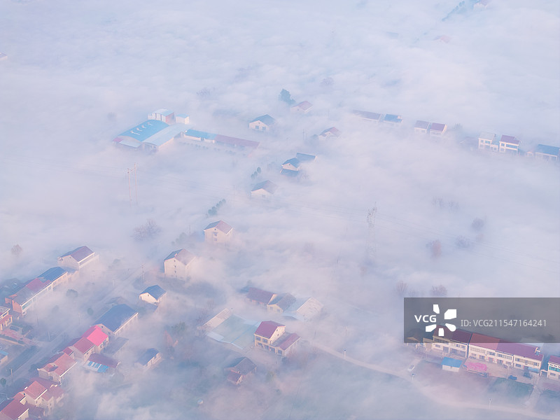 雾中日出图片素材