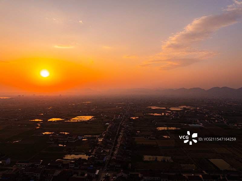 雾中日出图片素材